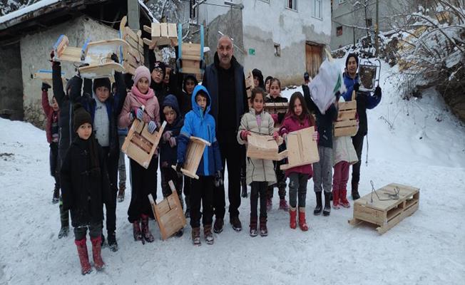 Muhtardan köydeki çocuklara kızak hizmeti