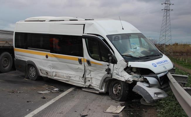 Önce polis otosuna ardından otomobile çarptı