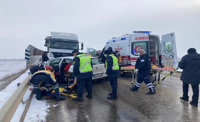 Otomobil ile kamyon çarpıştı: 4 kişi yaralandı