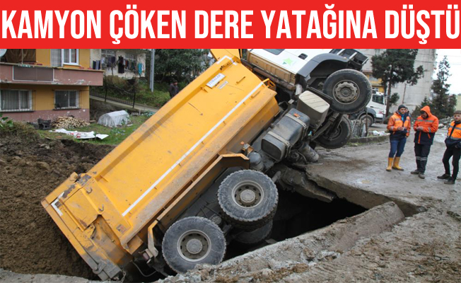 Rize’de dere yatağı çökünce kamyon içine düştü