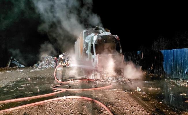 Samsun'da çöp yüklü tır alevlere teslim oldu