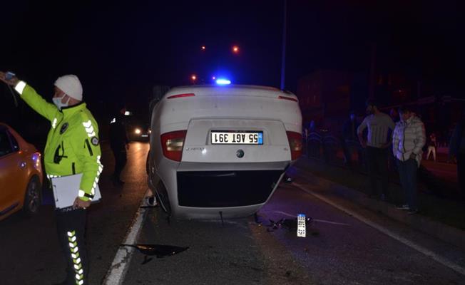 Samsun'da karşı şeride geçen otomobil takla attı