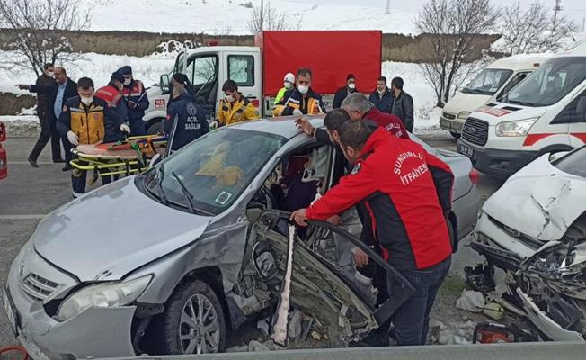 Sungurlu'da iki otomobil kavşakta çarpıştı: 5 yaralı