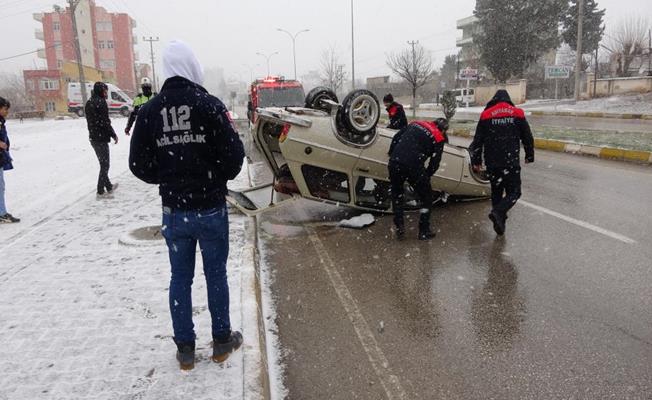 Sürücü takla atan otomobilini bırakıp kaçtı