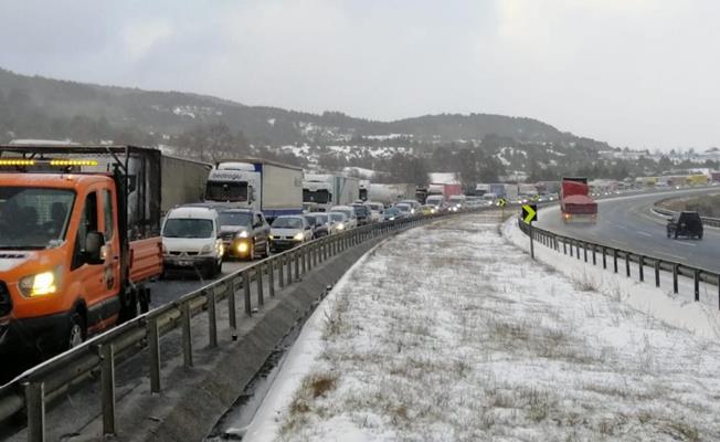 TEM Otoyolu'nda 12 otomobilin karıştığı zincirleme kaza