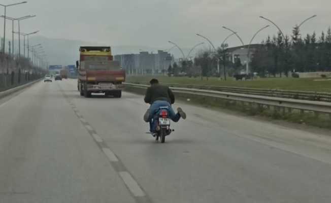 Trafiği tehlikeye sokan motosikletliye ceza yağdı