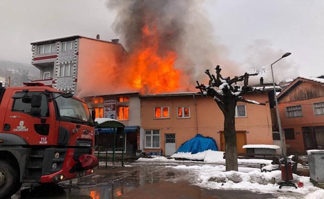 Yenice’deki yangında 3 ev ve 1 iş yeri alevlere teslim oldu