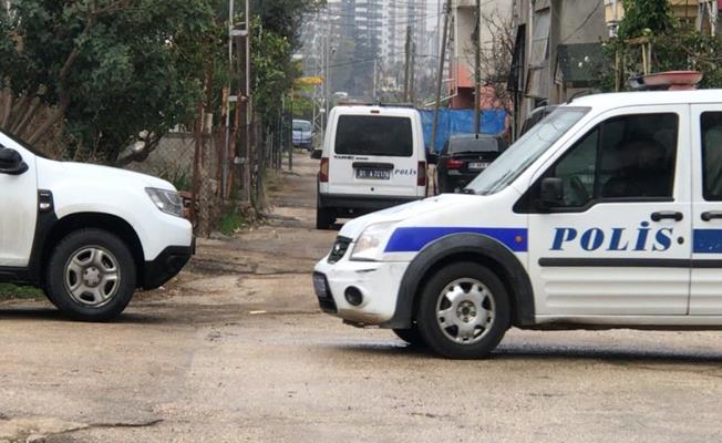 Adana’da evinin önünde silahla saldırıya uğrayan genç öldü