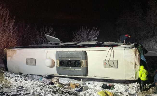 Afyon'da yolcu otobüsü şarampole devrildi: 15 yaralı