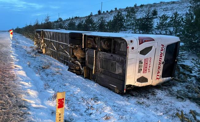 Afyonkarahisar’da yolcu otobüsü devrildi