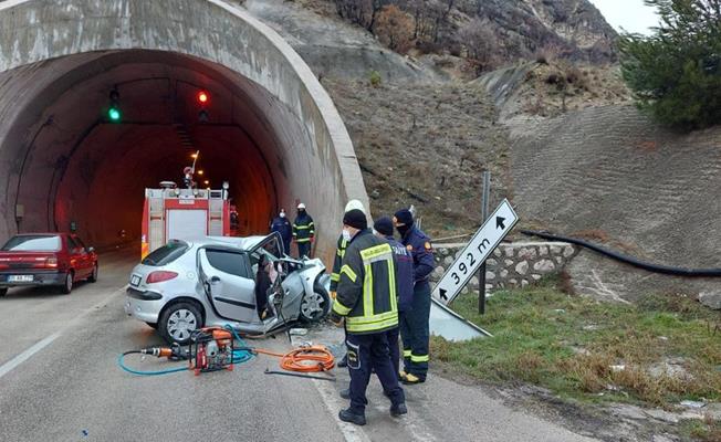 Amasya’da otomobil tünel girişine çarptı: 2 ölü