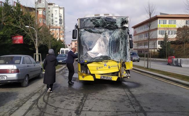 Başakşehir’de 2 İETT otobüsü kafa kafaya çarpıştı
