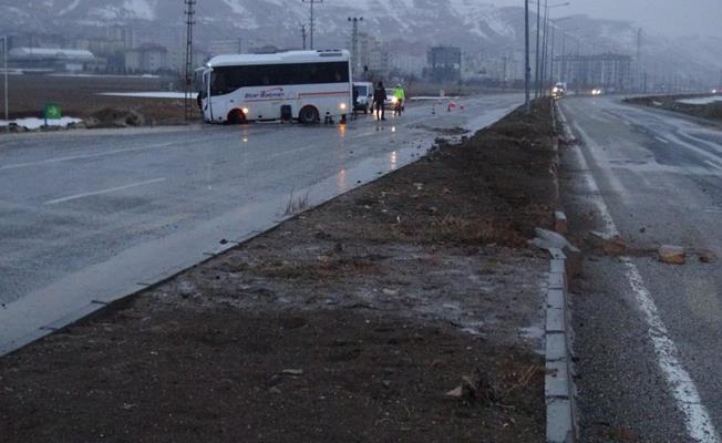 Batman'da yolcu midibüsü refüje çarpıp karşı şeride geçti