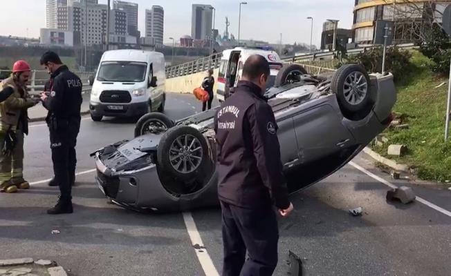 Bayrampaşa’da virajı alamayan otomobil takla attı