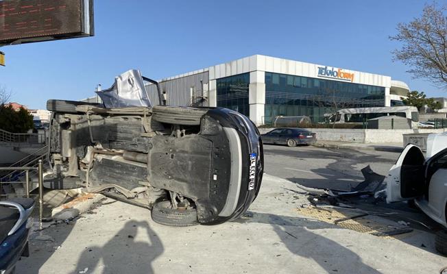 Beylikdüzü'nde otomobilin çaptığı araç yan yattı