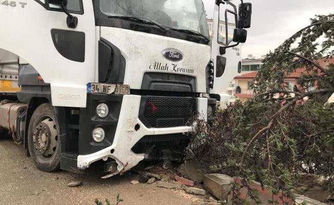 Bilecik'te kontrolden çıkan TIR dehşet saçtı