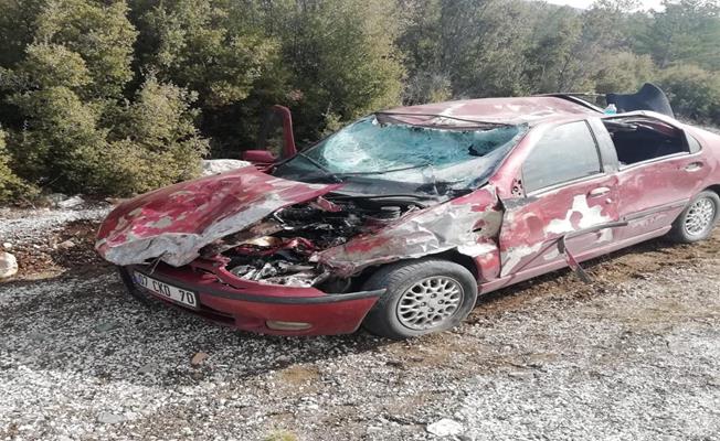 Burdur’da kontroldençıkan otomobil karşı şeride geçti