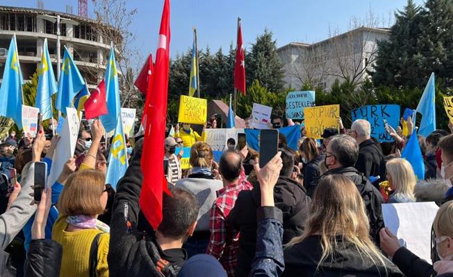 Bursa'da yaşayan Ukraynalı vatandaşlar 'Rusyayı' protesto etti