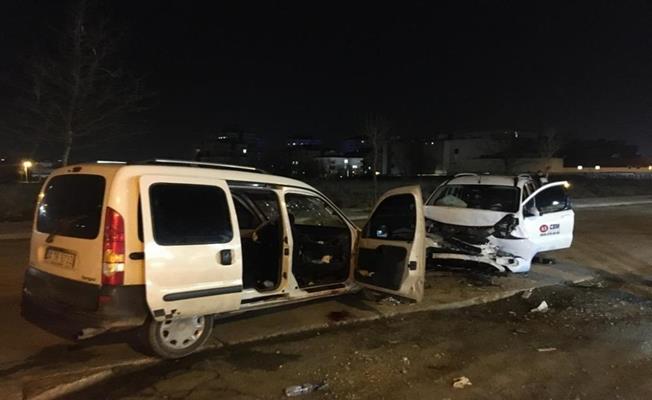 Çerkezköy'de iki otomobilin kafa kafaya çarpıştı