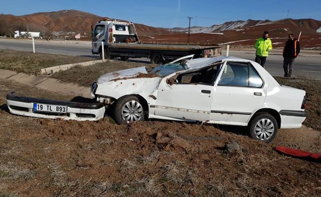 Çorum'da takla atan otomobil refüje devrildi