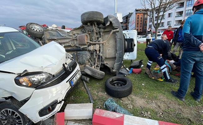 Düzce’deki kazada iki araç çarpıştı: 3’ü çocuk 5 kişi yaralandı