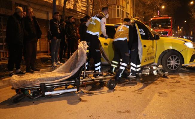 Edirne’de ticari taksi ve otomobil çarpıştı