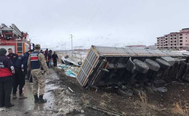 Erzincan’da tır ile otomobil çarpıştı