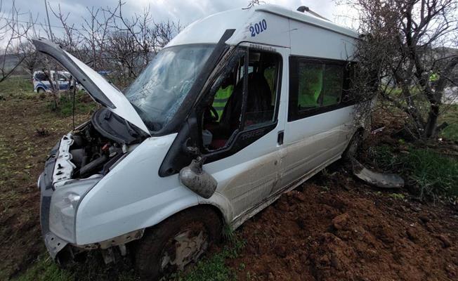 Freni tutmayan okul servisi tarlaya daldı: 5 öğrenci yaralandı