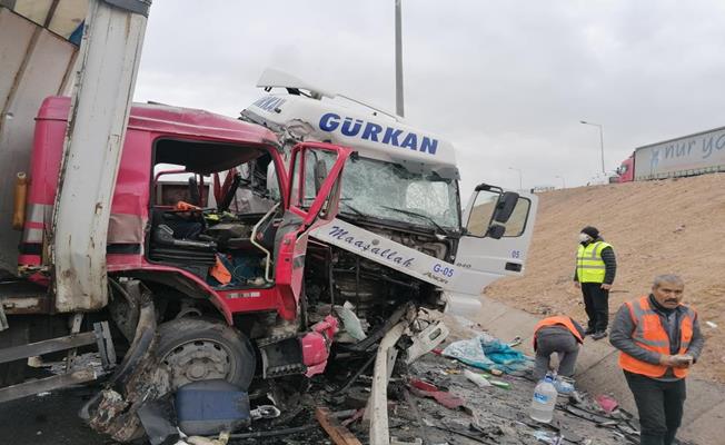 Gebze'de ters yönden tır kamyonla kafa kafaya çarpıştı