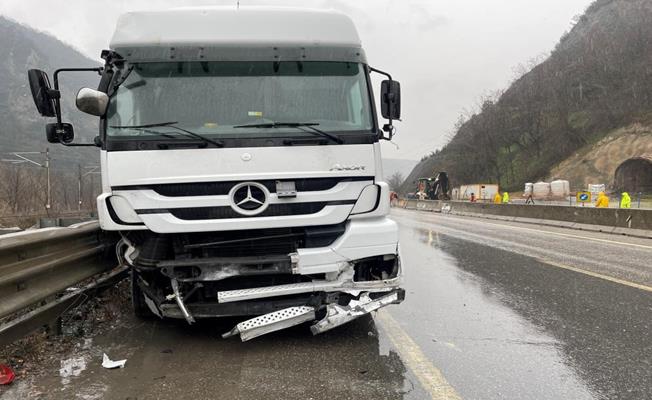 Geyve'de kontrolden çıkan tır refüje çarptı