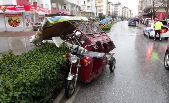 Hafif ticari araç 3 tekerlekli motosiklete çarptı