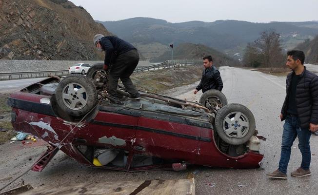 Hastaneye hasta götüren otomobil takla attı: 2 yaralı