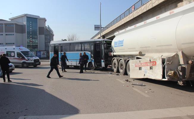 İzmit'te halk otobüsü ile tehlikeli madde taşıyan tanker çarpıştı