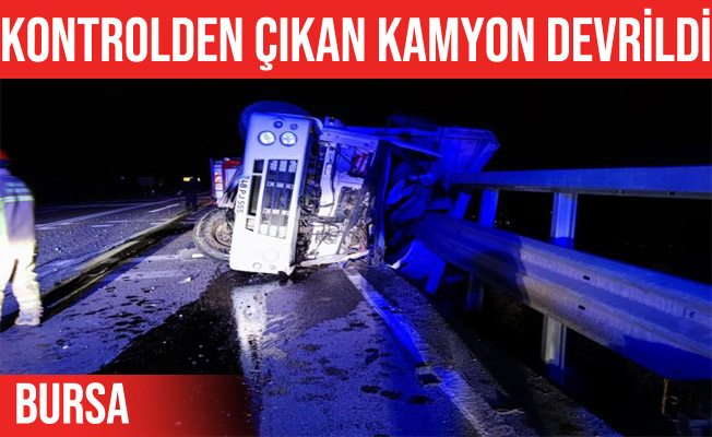 İznik'te virajı alamayan et yüklü kamyon devrildi: 1 ölü