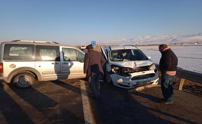 Karşı şeritten gelen otomobile çarptı