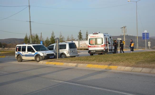 Kocaeli'de hafif ticari araç ile otomobil çarpıştı