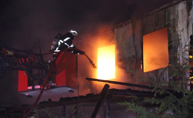 Kocaeli'de işçilerin kaldığı konteynerda yangın çıktı