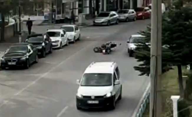 Kütahya'da motosikletli kurye otomobile arkadan çarptı