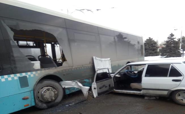 Malatya’da özel halk otobüsü ile çarpışan araç hurdaya döndü