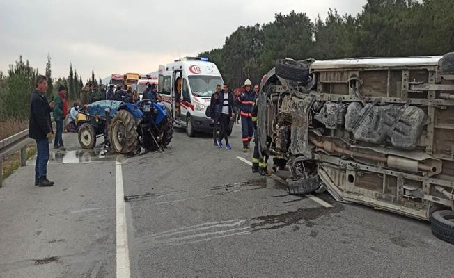 Manisa’da traktör kamyonetle çarpıştı