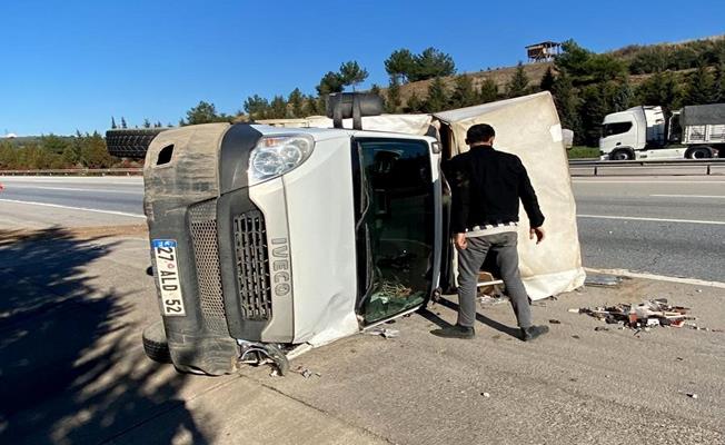 Mobilya yüklü kamyonet devrildi: 2 yaralı