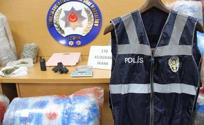 Polis görünümlü uyuşturucu kuryesi yakalandı