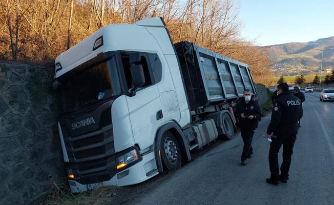 Samsun'da yoldan çıkan tır su kanalına devrildi