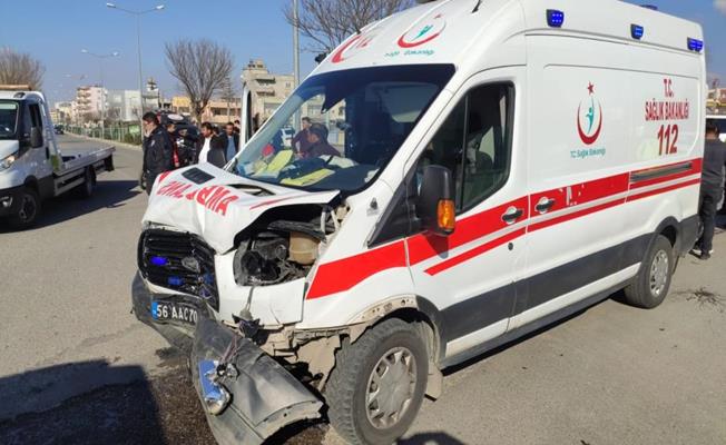 Siirt’te ambulans ile otomobil çarpıştı