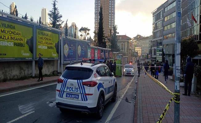 Şişli'de otomobille çarpışan minibüs devrildi