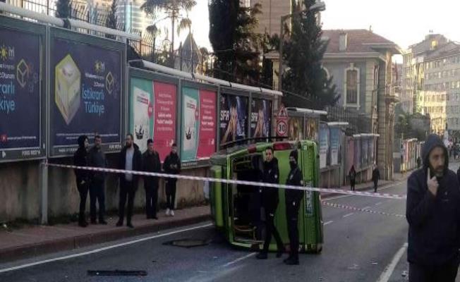 Şişli’de yolcu minibüsü devrildi