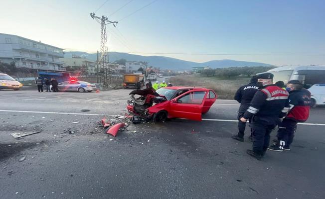 Soma'da otomobil tahliye yoldan çıkan tıra çarptı