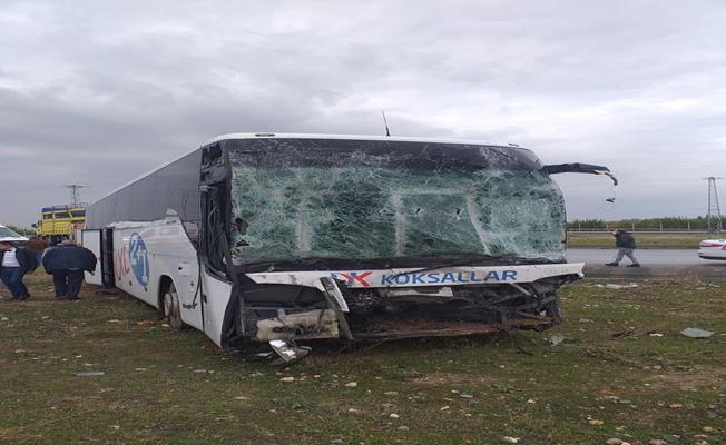 Tarsus'ta yolcu otobüsü kamyona çarptı