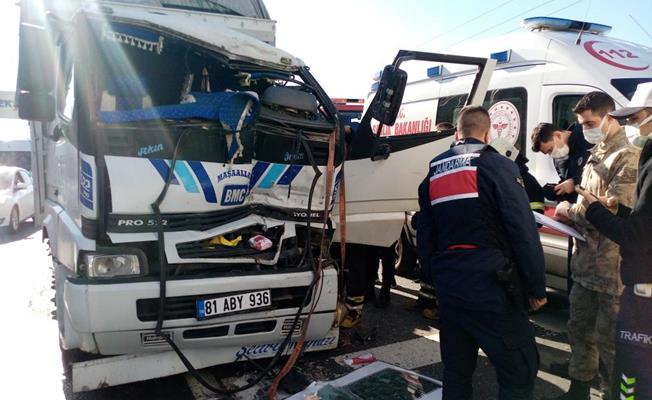 TIR'a arkadan çarpan kamyonun şoförü kabinde sıkıştı