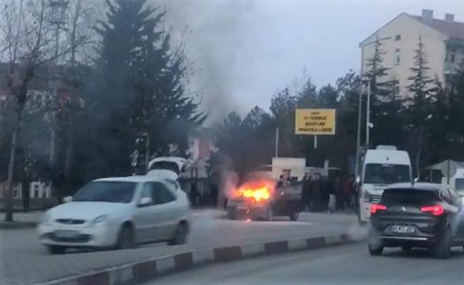 Tokat'ta seyir halindeki otomobil alev alev yandı